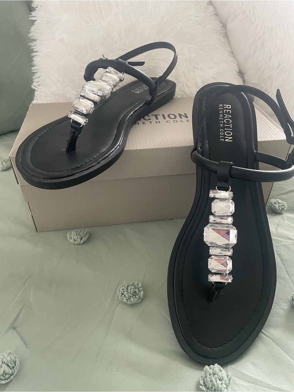 Kenneth Cole Reaction Women's Sera Almond Toe Flat Black Sandals